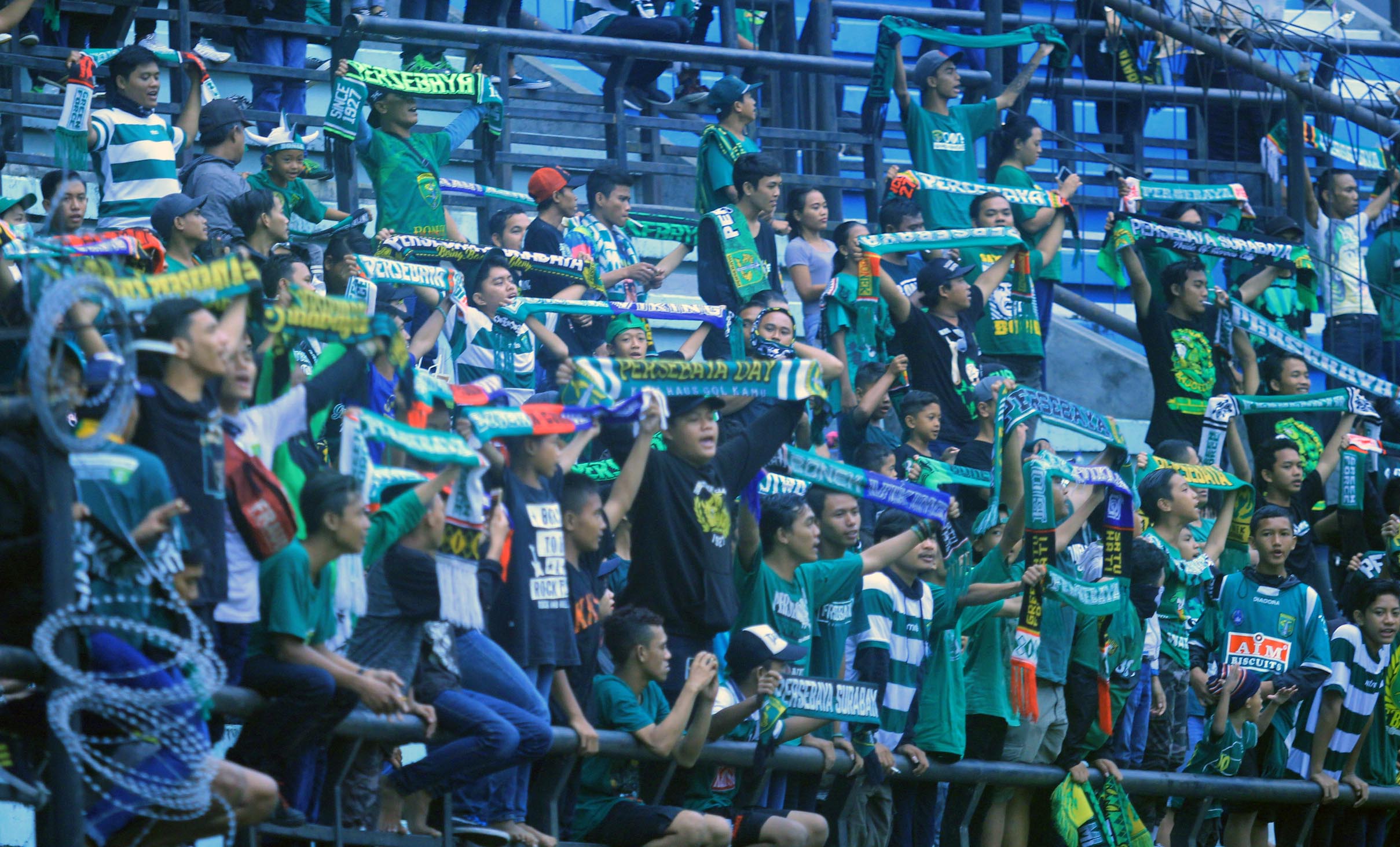 Bonek saat menyaksikan laga Persebaya melawan Perseru Serui di Stadion Gelora Bung Tomo, Surabaya. foto; ngopibareng/tom