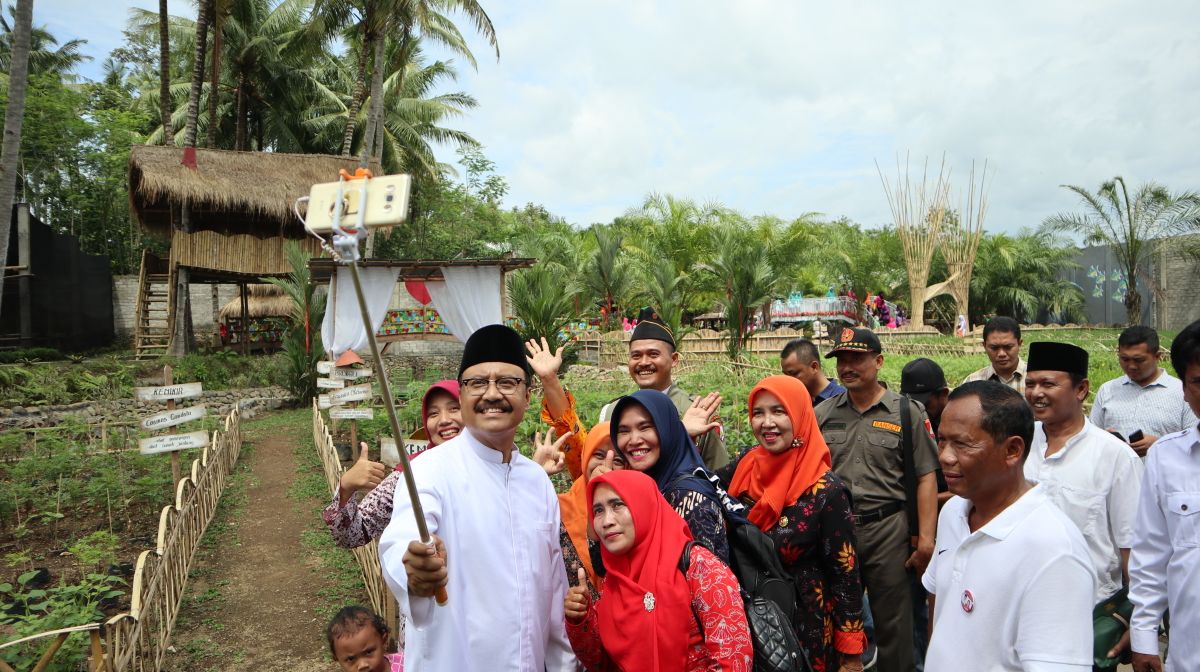 Cagub Jatim Saifullah Yusuf ketika berada di salah satu Desa di Jember. (Foto : ngopibareng)