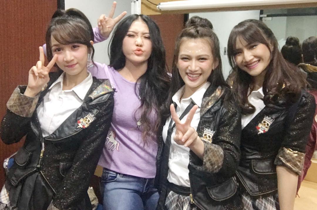 Foto Via Vallen bersama tiga memeber JKT 48. (Instagram @viavallen)