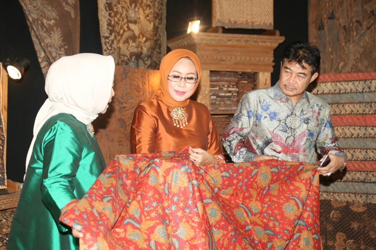 Fatma Saifullah Yusuf melihat batik saat Bang Wetan Festival 2018 di Exhibition Hall Grand City Surabaya, Kamis (25/1). (Foto : humas)