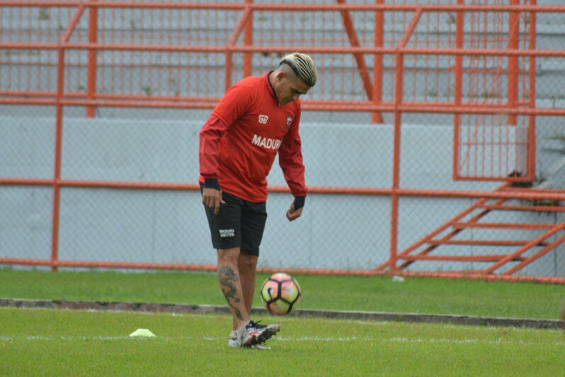 Striker Madura United, Cristian Gonzales saat latihan di Gelora 10 November, Jumat 26 Januari 2018. (foto: hrs/ngopibareng)