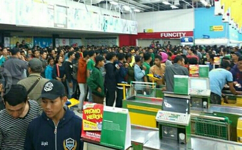 Meski sempat terjadi insiden keributan, ribuan bonek antri dengan tertib depan loket penjualan tiket yang disediakan di Giant Maspion, Ahmad Yani, Surabaya, Jumat 26 Januari 2018.  