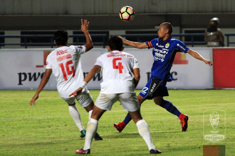 Duel pemain Persib melawan PSM di Stadion GBLA Bandung, tadi malam.