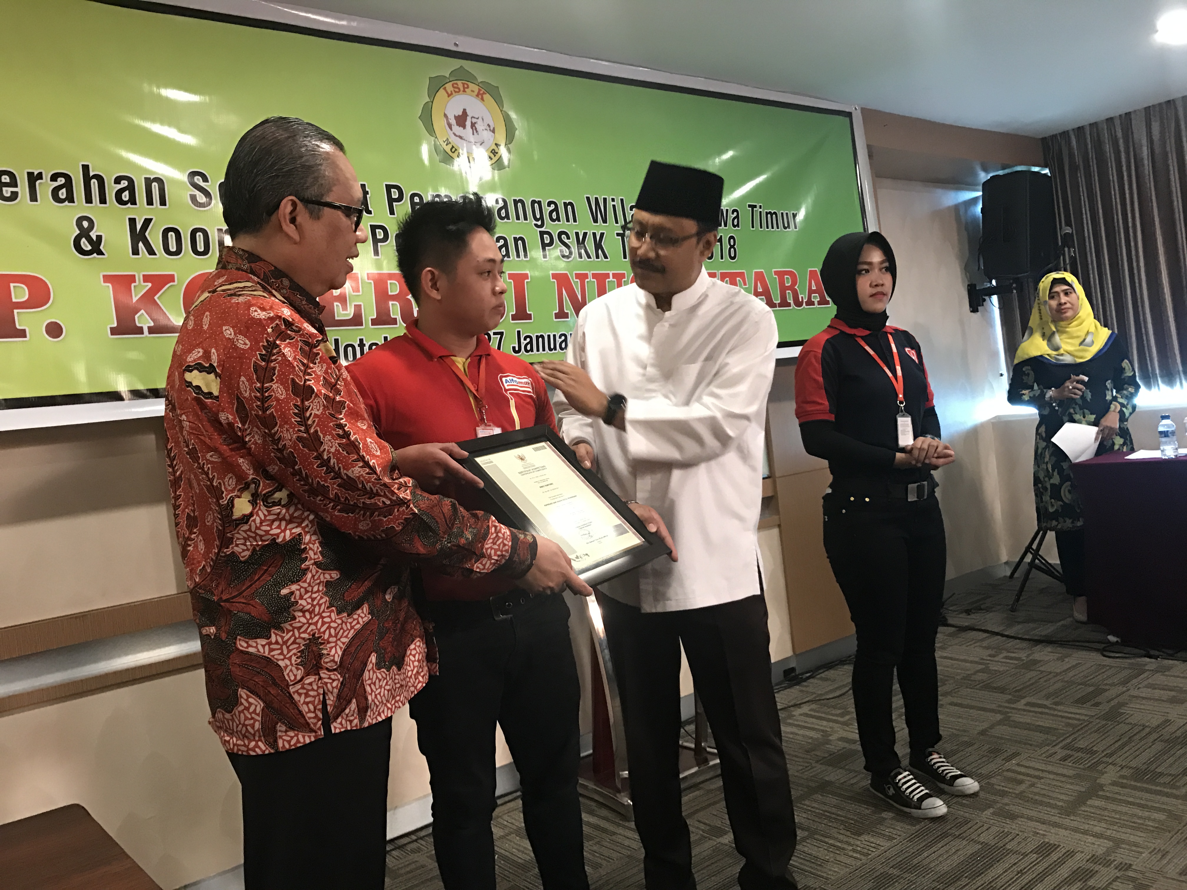 Wagub Jatim Saifullah Yusuf ketika memberikan sertifikasi pekerja.(Foto : ngopibareng.id)