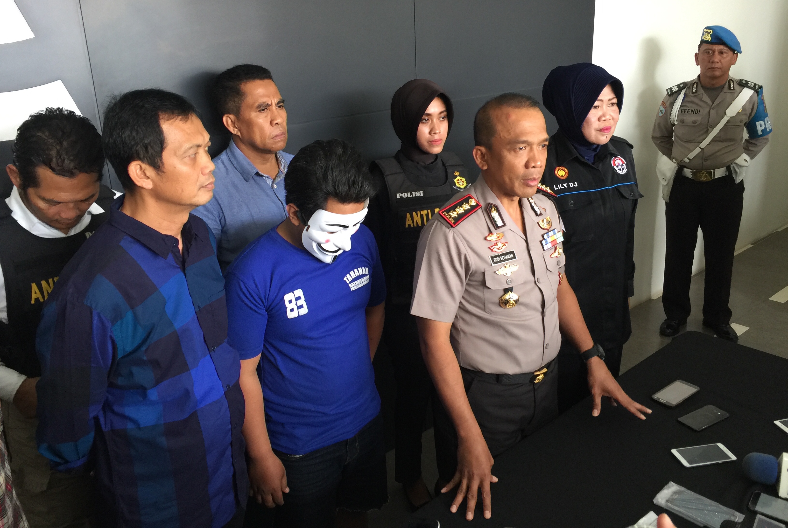 Kapolrestabes Surabaya Kombes Pol Rudi Setiawan bersama Tersangka Pelecehan Seksual National Hospital, Sabtu, 27 Januari 2018. (Foto: farid/ngopibareng.id)