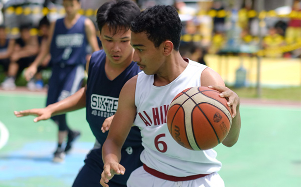 Pertandingan perebutan juara 3 kompetisi bola basket ASTEC 2018 (Al-Hikmah Sport and Education Competition) antara SMA Al-Hikmah (Putih) vs SMAN 16 Surabaya (Biru), Sabtu 27 Januari 2018 di SMA Al-Hikmah Surabaya. (FOTO: Nabil Fasichulisan Afandi).    