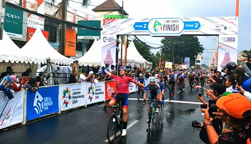 Menang, pembalap tuan rumah Indonesia menang di etape 2 Mojokerto. foto:istimewa