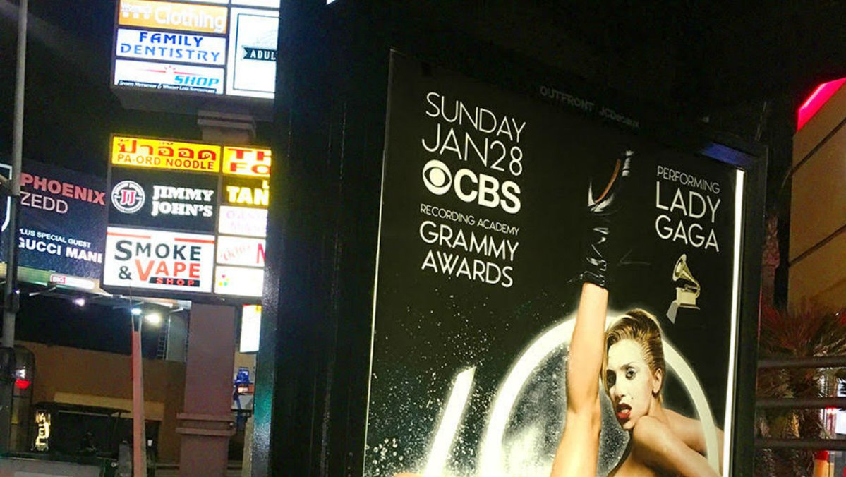 Sabo meletakkan posternya sebelum matahari terbit pada Sabtu, 27 Januari 2018, di beberapa tempat yang sulit dijangkau di Hollywood. (Foto: The Hollywood Reporter)