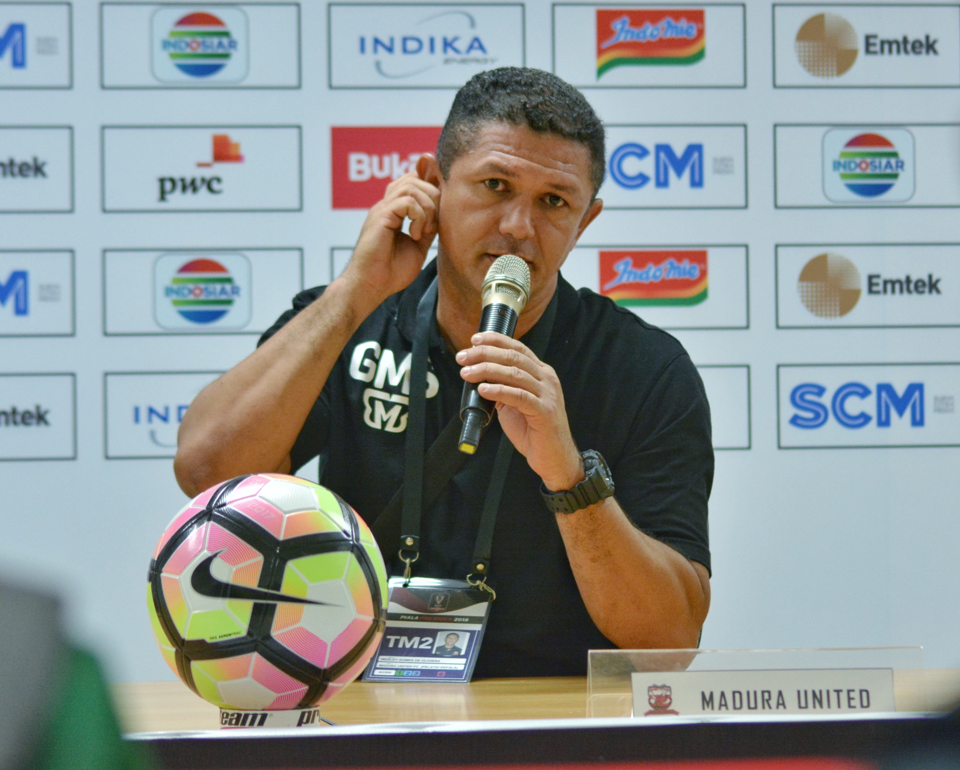 Pelatih Madura United, Gomes de Oliviera. (foto: hrs/ngopibareng)