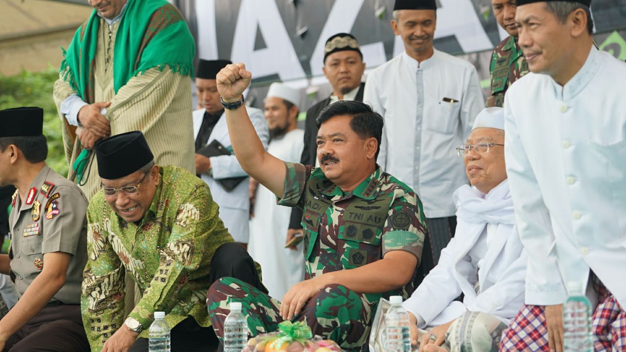 BELA NEGARA: Panglima TNI Marsekal Hadi Tjahjanto, Rais 'Am PBNU Prof. Dr. KH. Ma'ruf Amin, Ketua Umum PBNU Prof. Dr. KH. Said Aqil Siroj, KH. Said Asrori, KH. Ayib Abbas, dan beberapa kiai sepuh.(foto: ngopibareng.id)