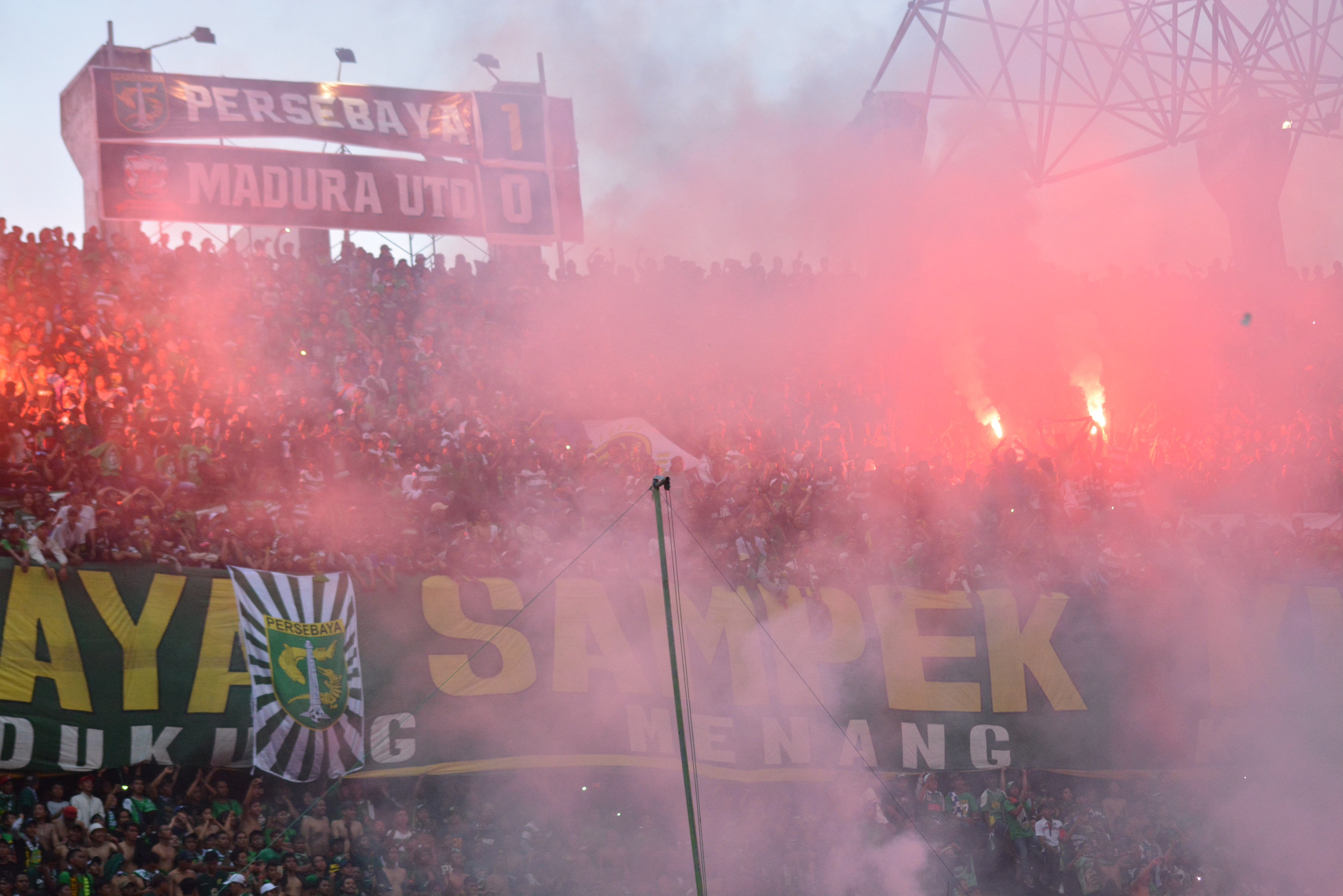 Flare dalam pertandingan Persebaya vs Madura United, pada Minggu 28 Januari 2018. (foto: hrs/ngopibareng)