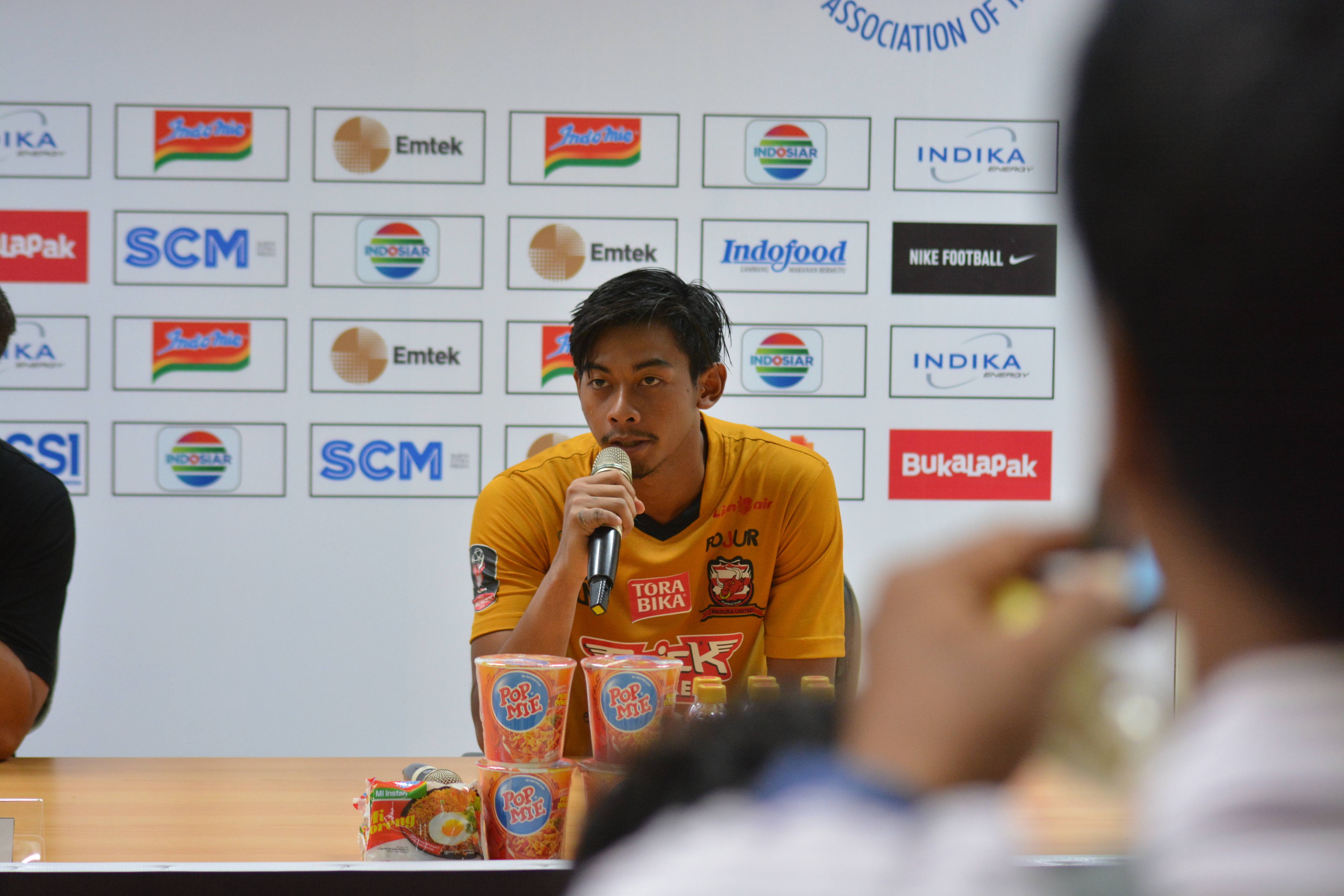 Kiper Madura United, Satria Tama yang mengaku gol Persebaya dari keberuntungan. (foto: hrs/ngopibareng)