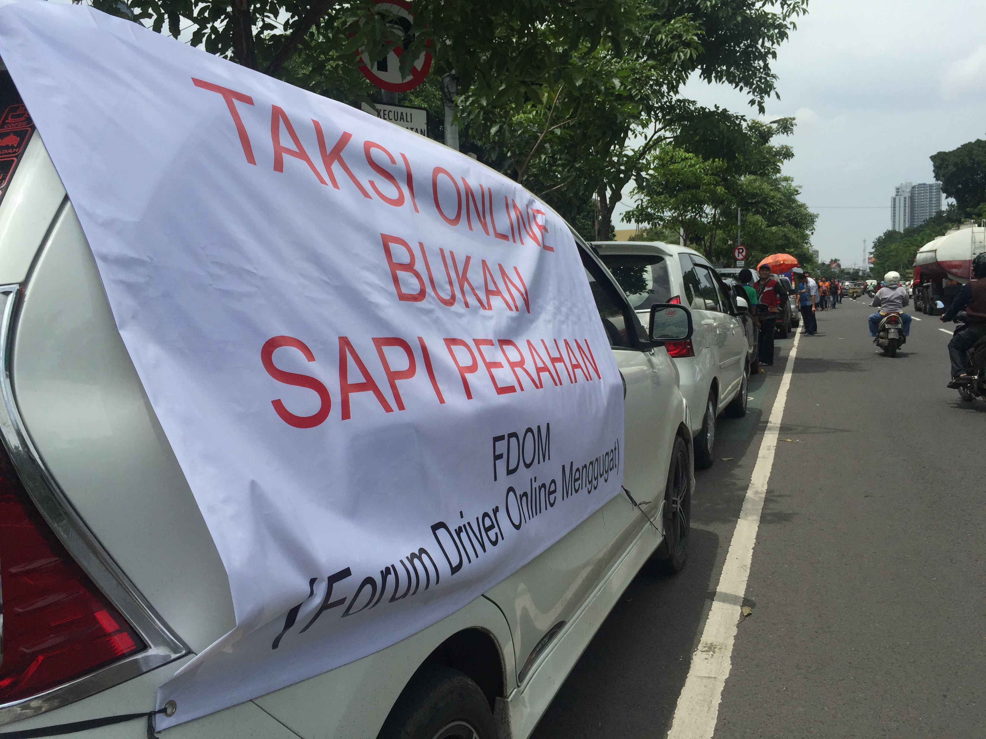 Ratusan pengemudi taksi online memadati jalan kantor Dinas Perhubungan Prov. Jawa Timur yang terletak di frontage Ahmad Yani, Surabaya. Senin, 29 Januari 2018. (Foto: farid/ngopibareng.id)