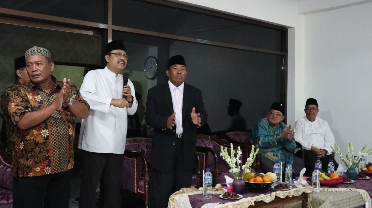 Saifullah Yusuf (tengah) bersama para tokoh IKAMRA. (Foto : ngopibareng.id)