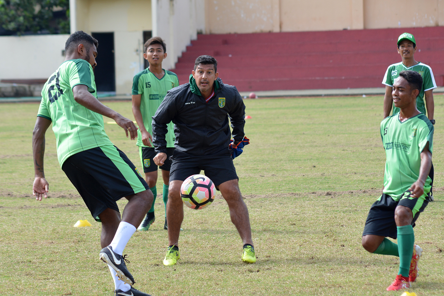 Pelatih Persebaya, Angel Alfredo Vera (hitam) mengaku akan mencari penyerang lain setelah gagal mendatangkan striker asal Argentina. (foto: hrs/ngopibareng)