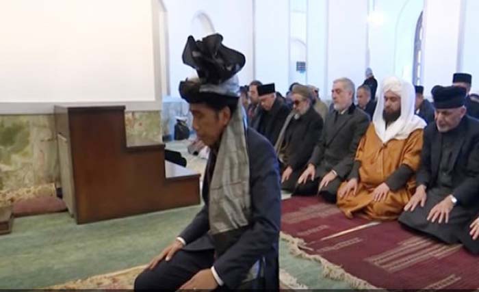 Presiden Joko Widodo   menjadi imam shalat Dhuhur di masjid yang terletak di Kota Kabul, Afghanistan hari Senin 29 Januari 2018. (foto:jpnn).