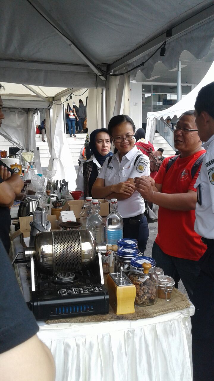 Dialog kopi, berbagi ilmu kopi, bercerita ngopi dengan pengunjung tenan ngopi bareng KAI. foto:istimewa