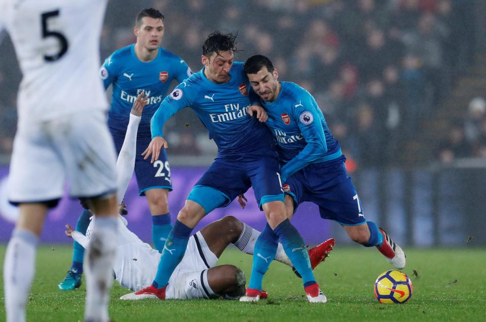 Dua pemain Arsenal, Mezut Ozil dan  Henrikh Mkhitaryan dalam laga melawan Swansea, dini hari tadi. foto;gettyimages