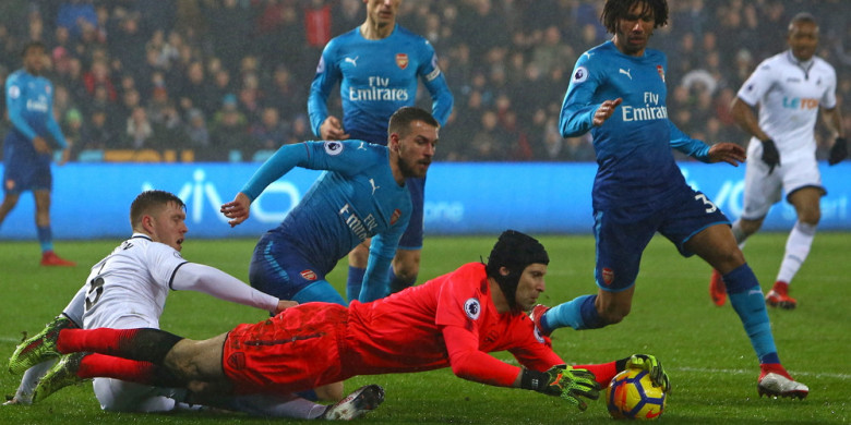 Kiper Arsenal, Petr Cech saat melakukan penyelamatan dalam laga melawan Swansea, dini hari tadi. foto:afp