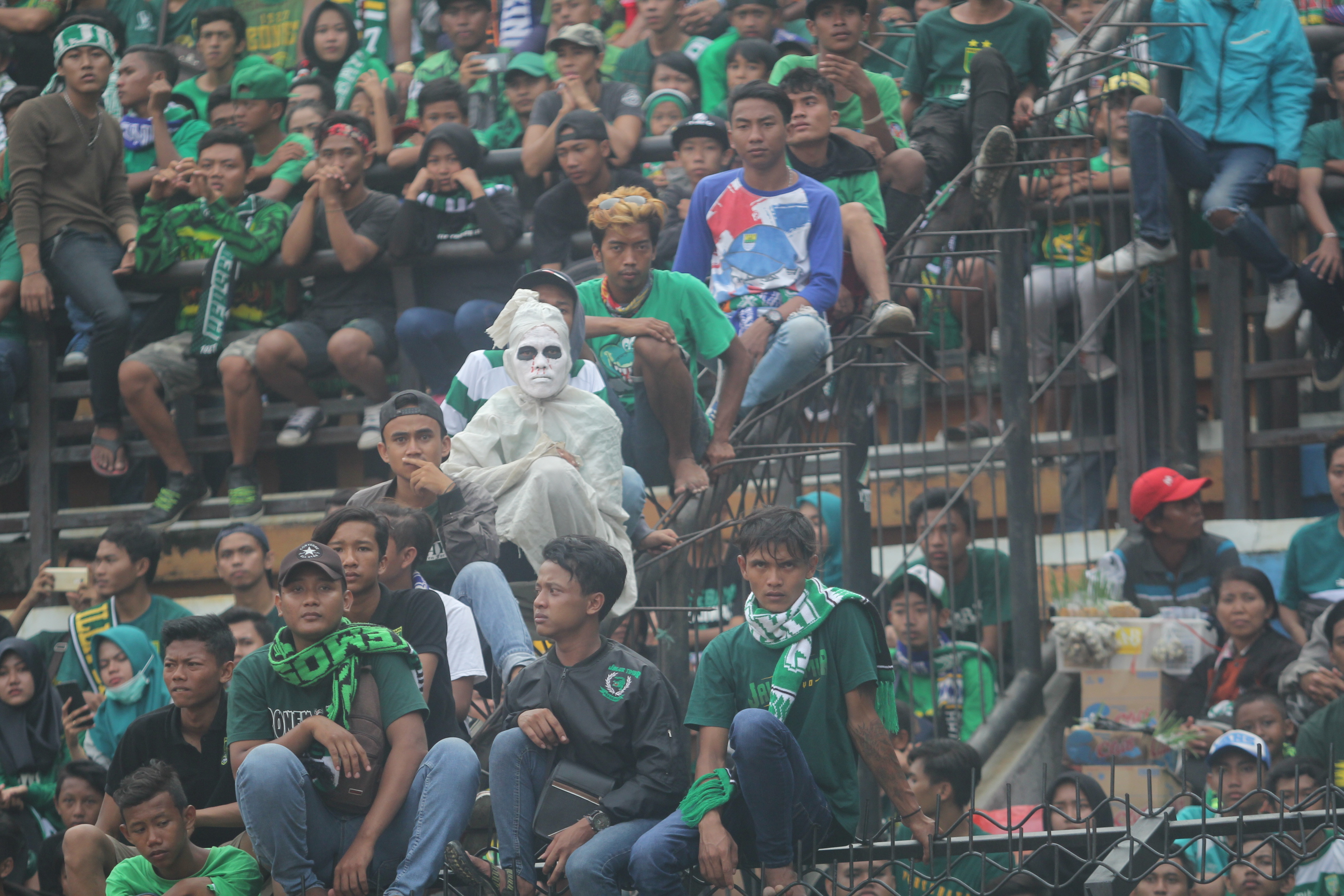 Pendukung Persebaya, bonek saat menyaksikan laga di Stadion GBT Surabaya, kini menanti calon lawan Persebaya di babak perempat final Piala Presiden. foto;ngopibareng.id