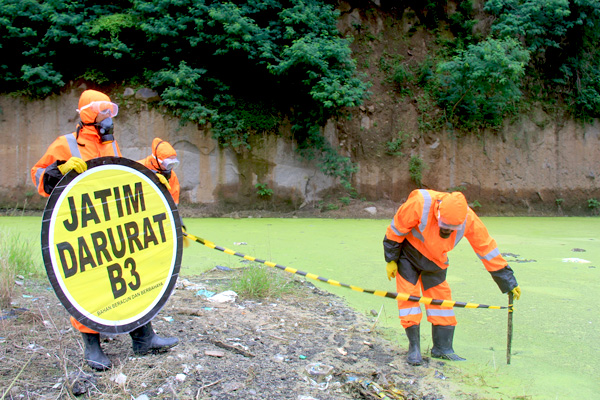 Aktivis Ecoton ketika menandai lokasi pembuangan limbah. (Foto : Istimewa)