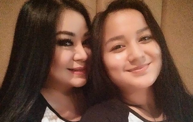 Anisa Bahar dan Juwita Bahar.