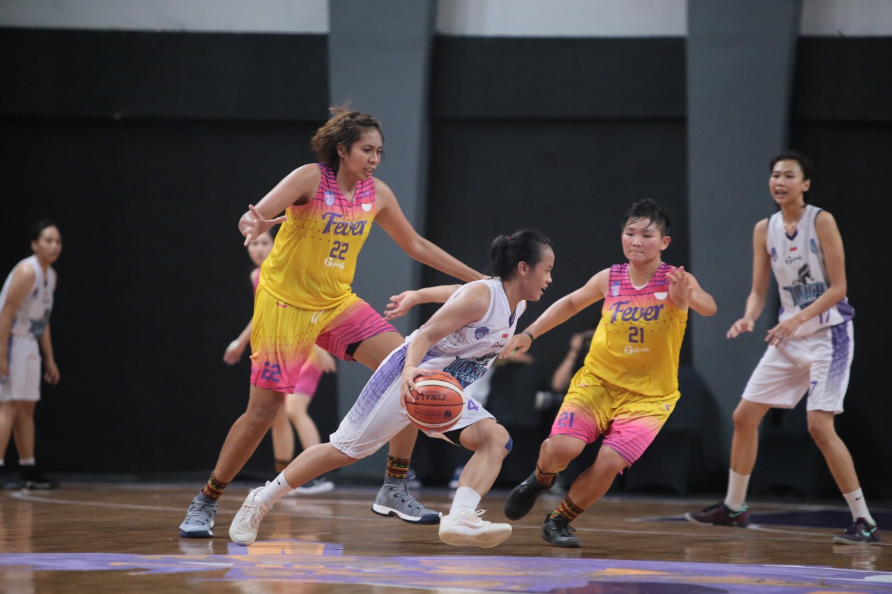 Surabaya Fever (kuning) sukses melahap lawannya Tanago dengan skor 77-45, di turnamen Srikandi Cup 2018, Rabu 31 Januari 2018. (foto: hrs/ngopibareng)