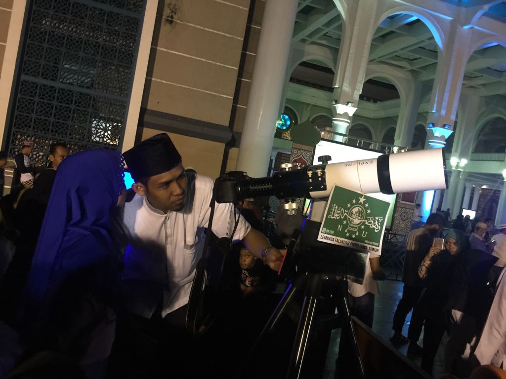 Pemantauan gerhana bulan di Masjid Al-Akbar Surabaya, Rabu 31 Januri 2018. (Foto:farid/ngopibareng.id)