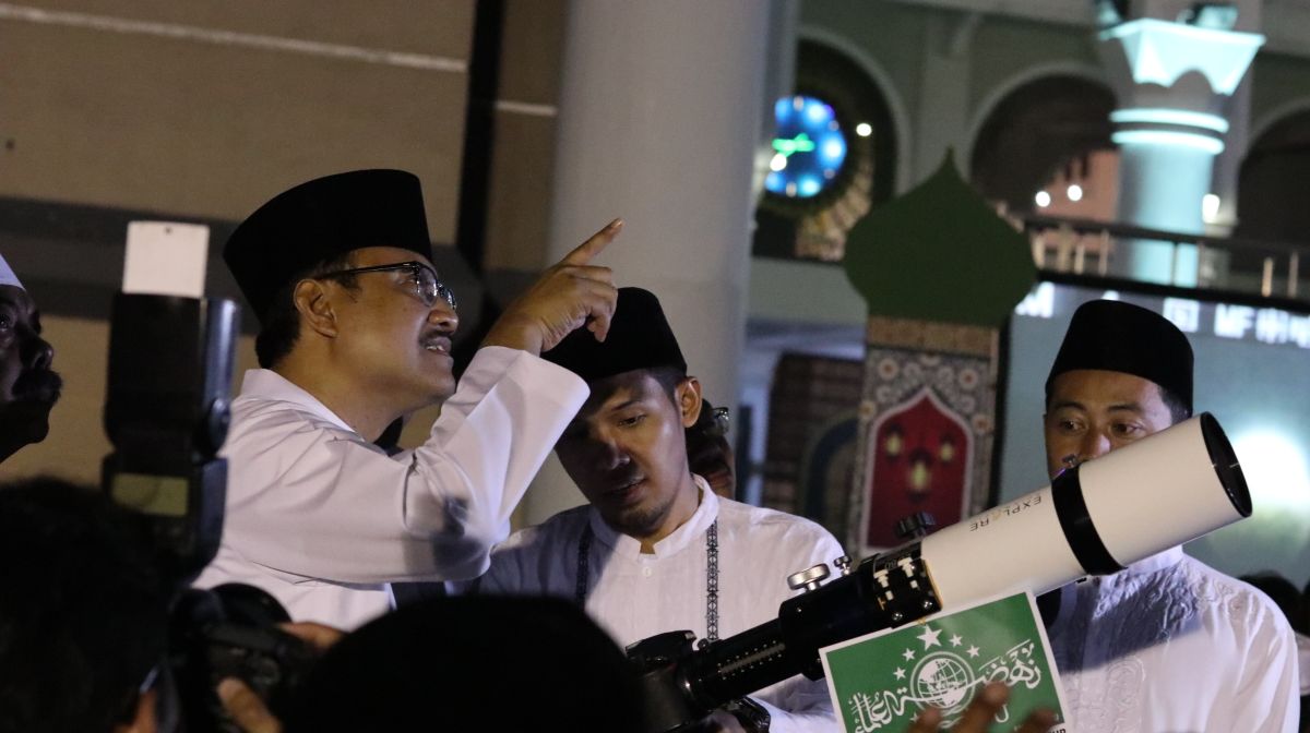 Saifullah Yusuf ketika mengintip gerhana bulan di Masjid Al Akbar.(Foto : ngopibareng.id)