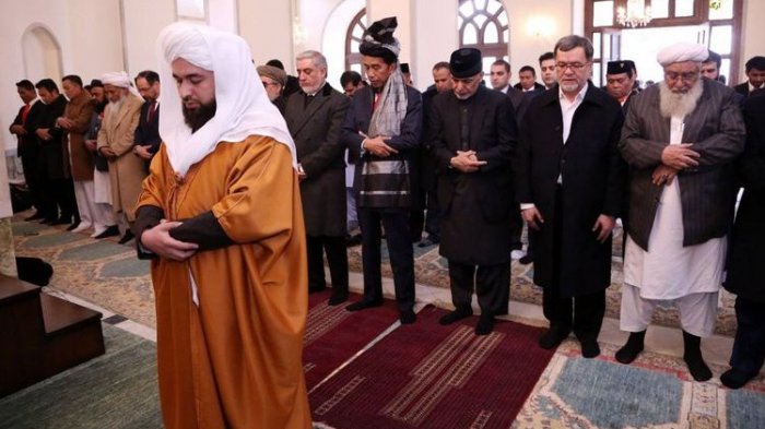 Foto Jokowi Jadi Makmum Shalat di Afghanistan Viral di Media Sosial, Begini Penjelasan Istana Foto menunjukkan Presiden Joko Widodo shalat berjamaah dan menjadi makmum di Afghanistan. (Foto: Ist)