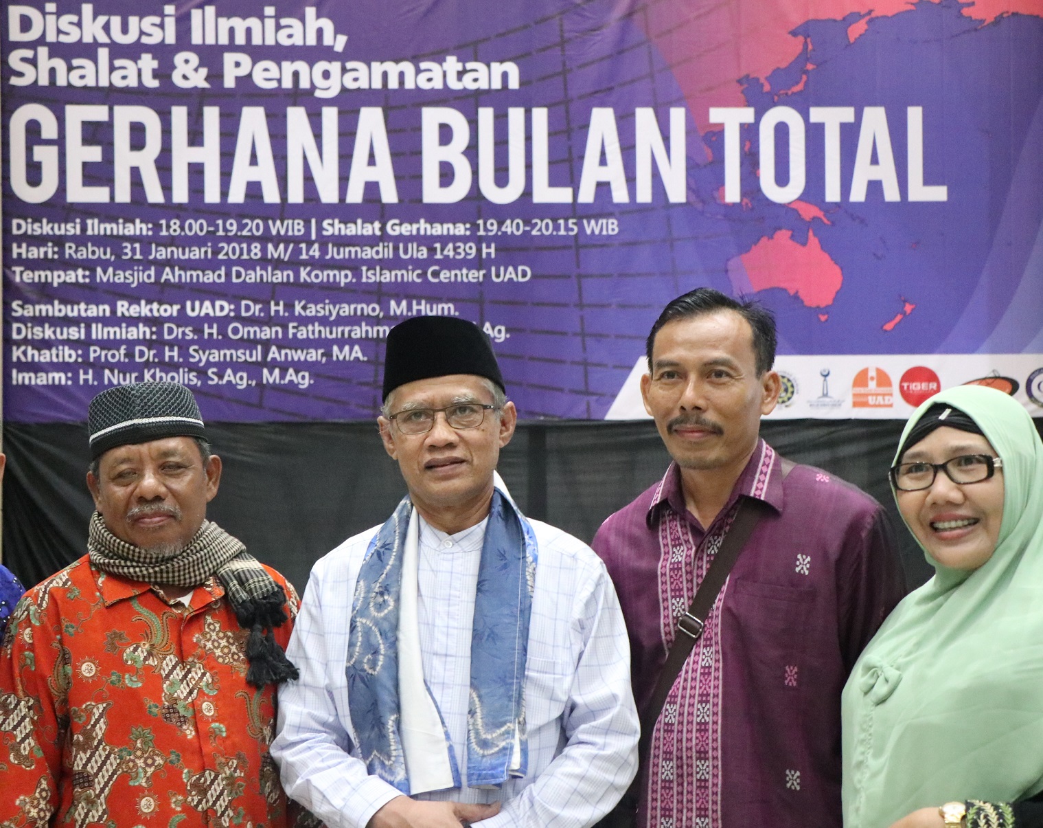 HIKMAH: Haedar Nashir, saat menyaksikan bersama gerhana bulan total, di PP Muhammadiyah, Yogyakarta. (foto: ist)