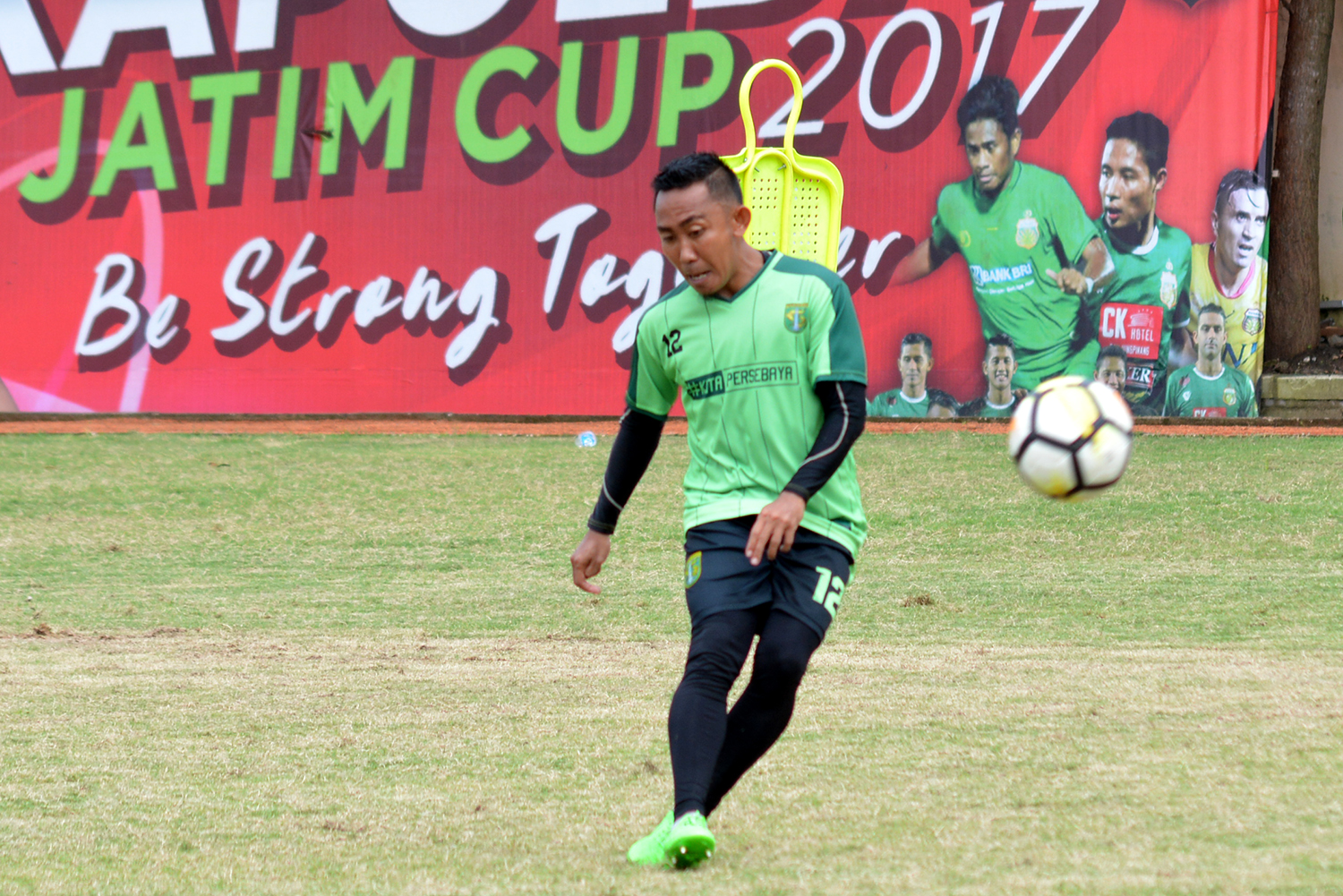 Pemain Persebaya, Rendi Irwan menginginkan Bonek dapat menghijaukan Solo di pertandingan babak delapan besar. (foto: hrs/ngopibareng)