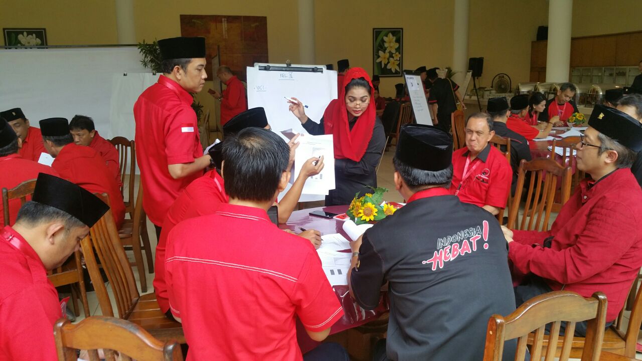 Puti Soekarno ketika memaparkan pendidikan gratis di hadapan peserta sekolah partai. (Foto : ngopibareng.id)