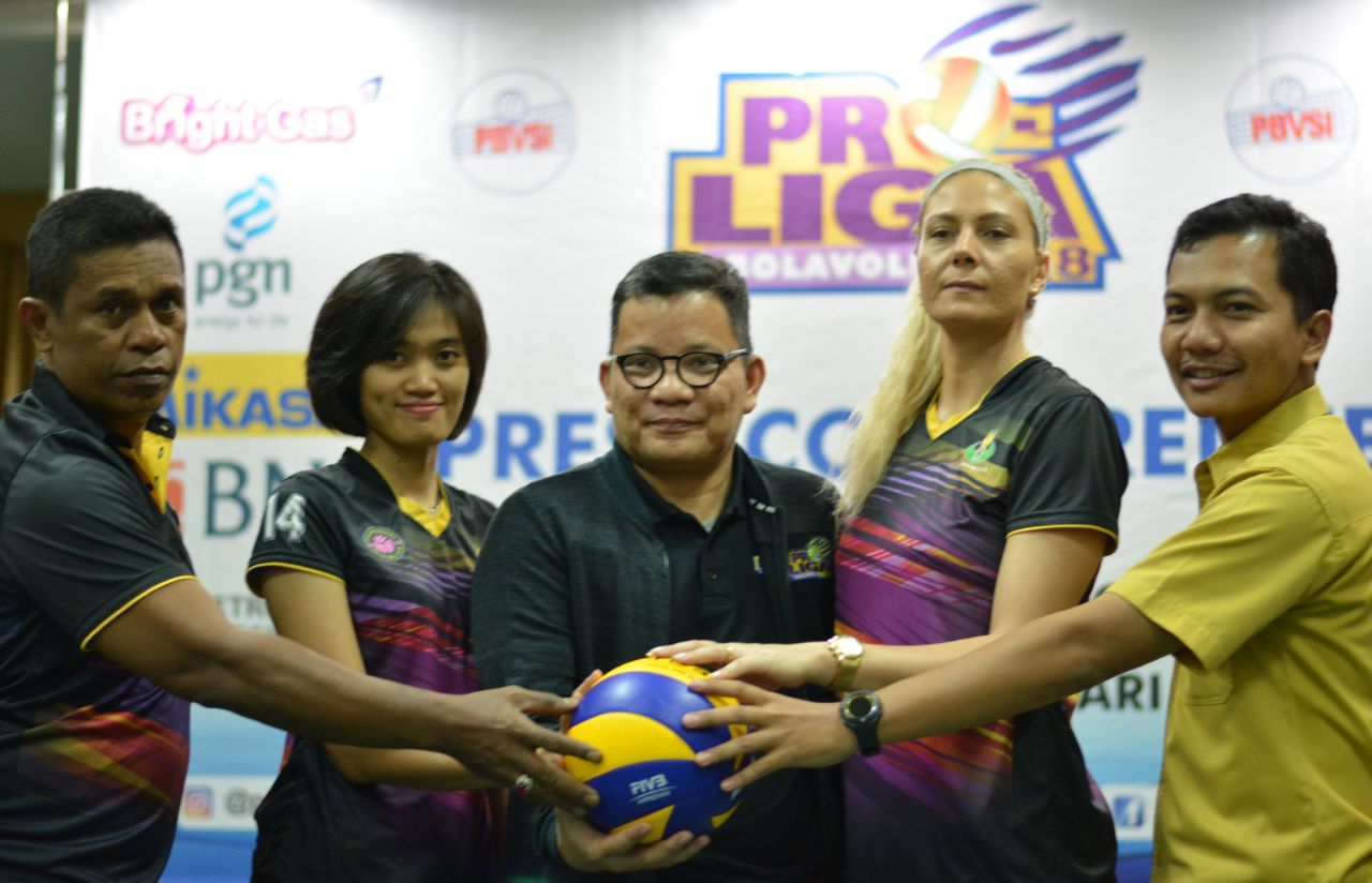 Persiapan jelang seri penutup Proliga 2018 di Gor Tridarma, Gresik. (foto: hrs/ngopibareng)