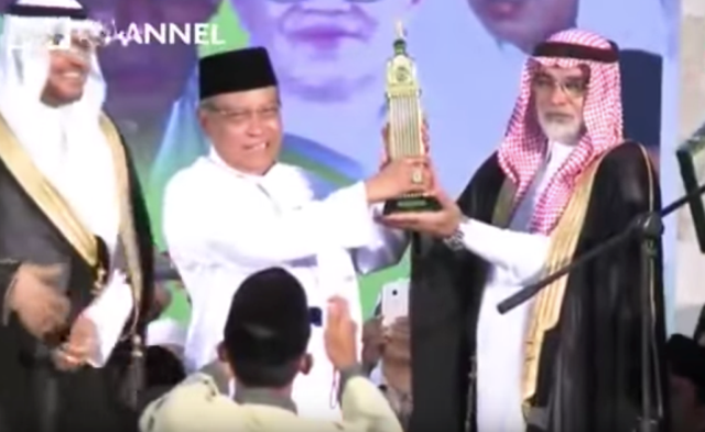 PENGHARGAAN: Ketua Umum PBNU, KH Said Aqil Siroj bersama Duta Besar Arab Saudi untuk Indonesia, Osama bin Mohammed Abdullah Al-Shuaibi, saat penyerahan pelakat Menara Zam-zam itu. (foto: ist)