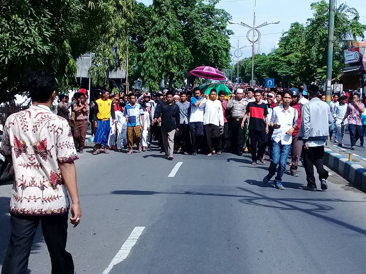 Suasana pemakaman guru Budi. Ribuan orang mengiringi pemakaman jenazah guru Budi ke pemakaman. (Foto: WhatsApp) 