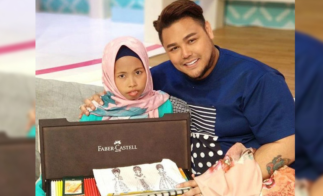 Windi gadis tunagrahita ketika bertemu dan dapat hadiah dari Ivan Gunawan. (Instagram)