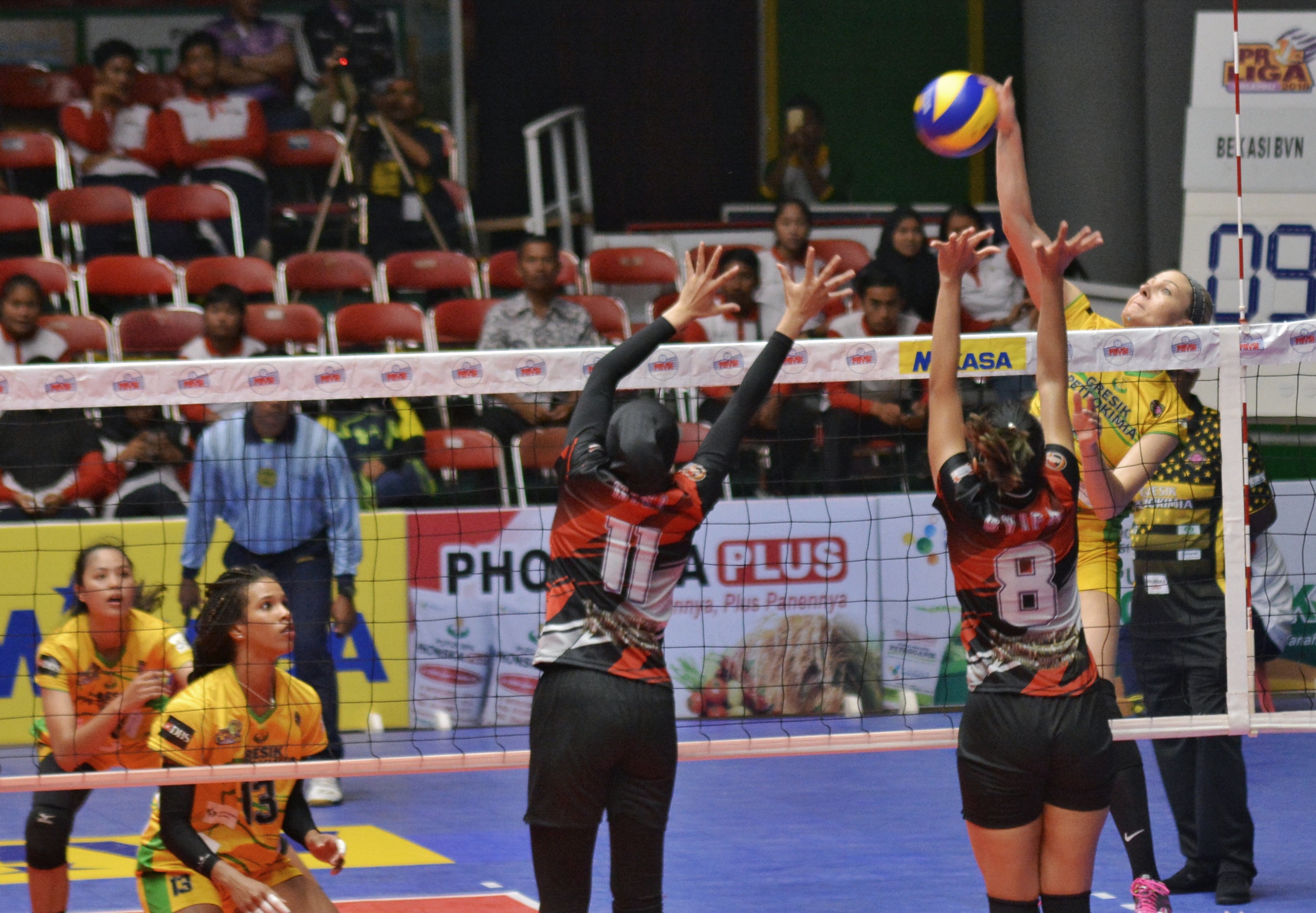 Basa saat melakukan smash untuk tim Gresik Petrokimia (kuning), di Proliga 2018, di Gor Tridarma, Jumat 2 Februari 2018. (foto: hrs/ngopibareng)