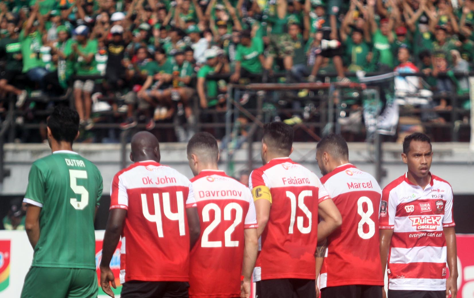 Deretan pemain Madura United saat laga melawan Persebaya. foto:ngopibareng.id/tom