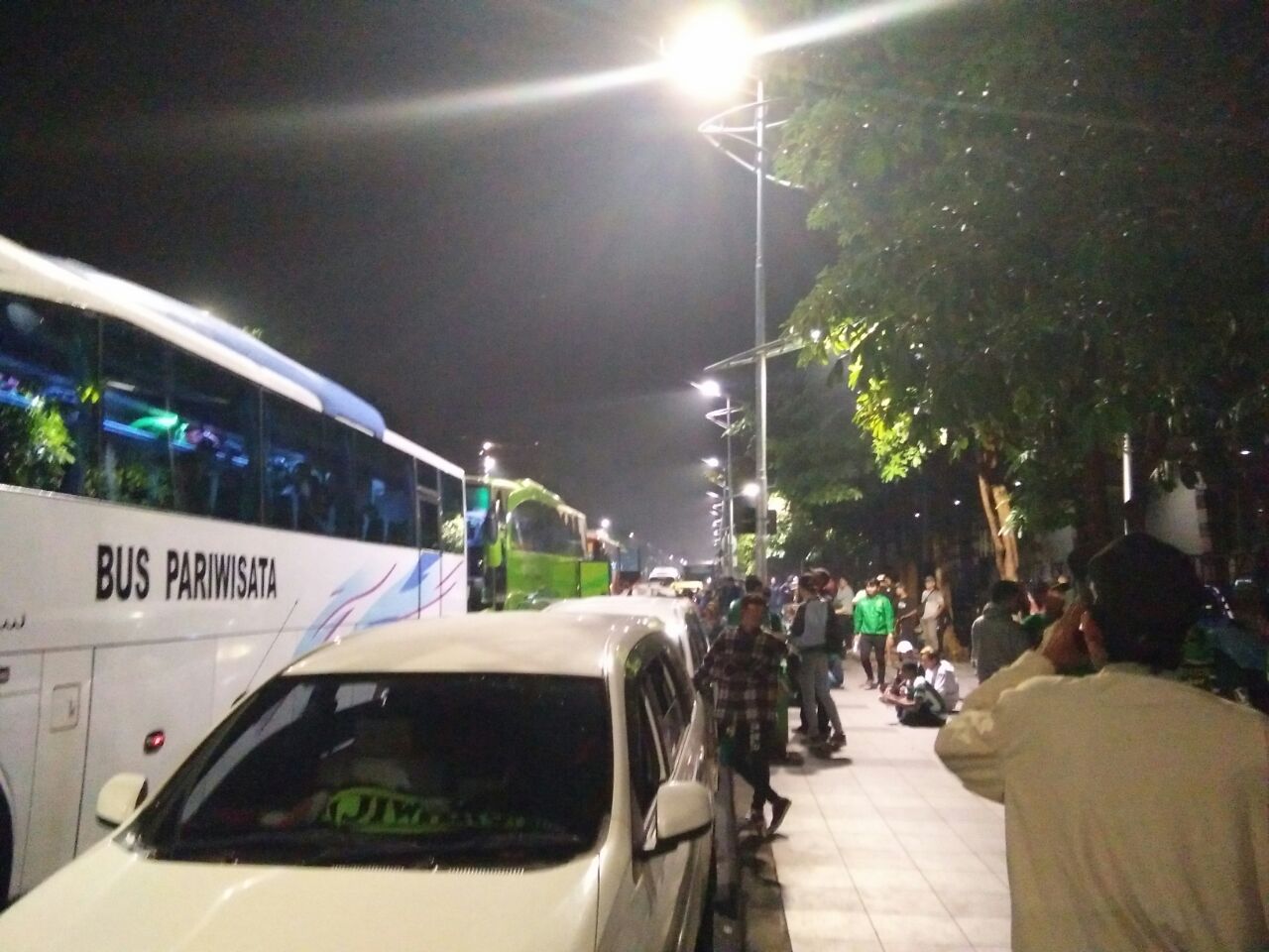 Kendaraan bus dan mobil pribadi berjejer di depan Royal Plaza Surabaya untuk digunakan mengangkut Bonek ke stadion Manahan, Solo. (foto: hrs/ngopibareng)