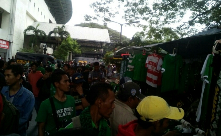 Bonek memadati area pedagang di Stadion Manahan. 