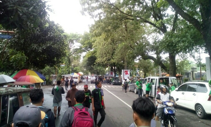 Parkir luar stadion Manahan, Solo. 