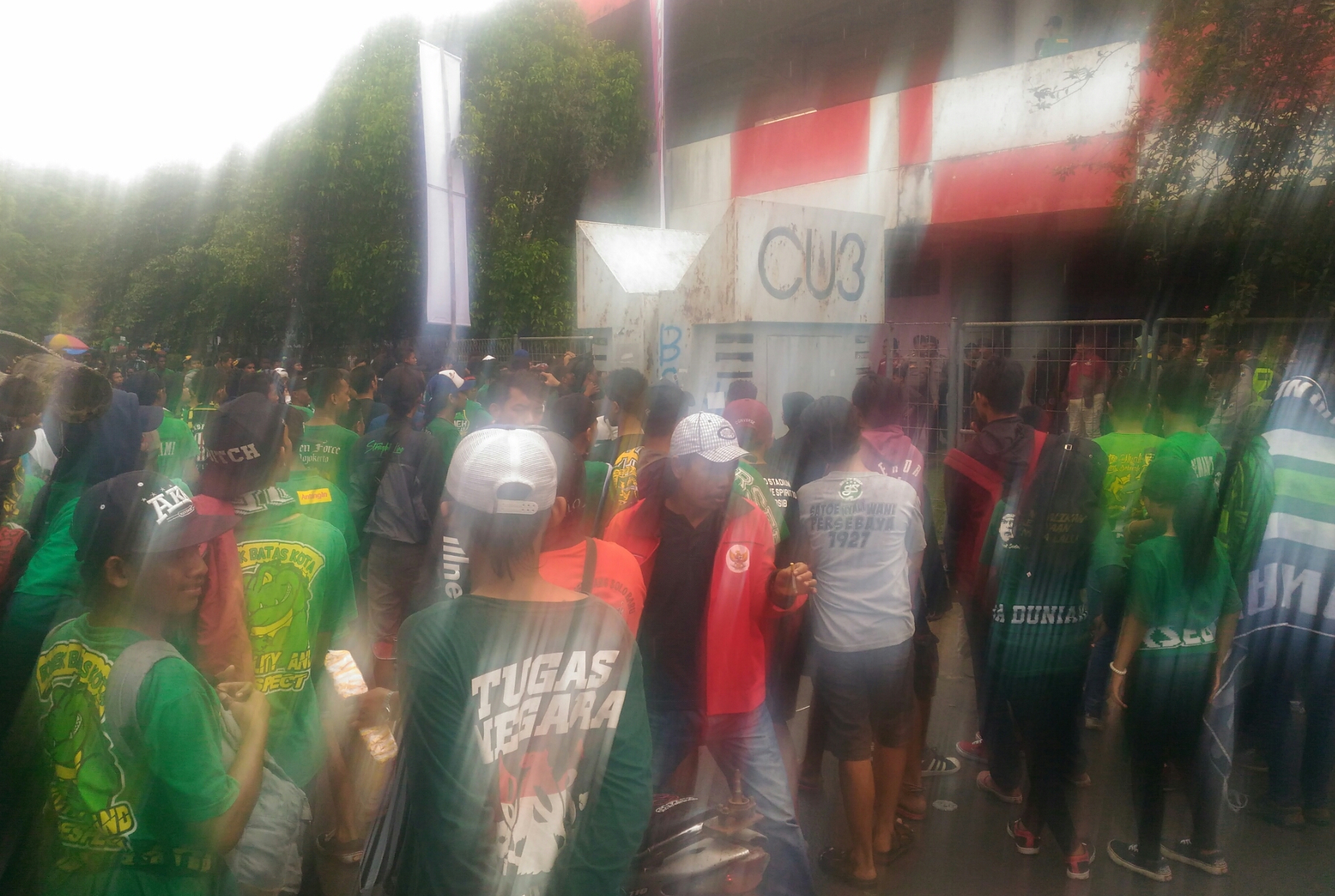 Ratusan bonek panik di depan loket ekonomi Stadion Manahan, Solo. Foto: ngopibareng.id