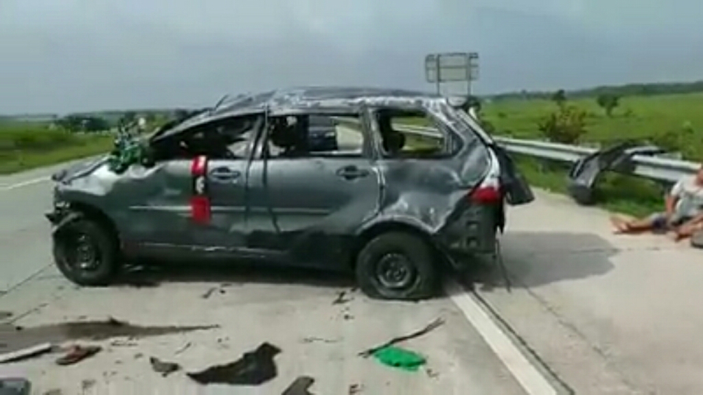 Kondisi mobil yang ditumpangi bonek setelah terguling di Tol Jombang.