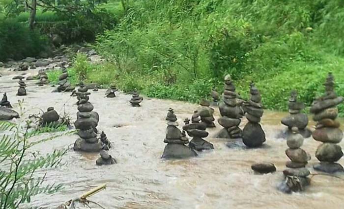 Batu-batu yang tersusun rapi di Sungai Cibojong, Kecamatan Cidahu, Kabupetan  Sukabumi Jawa Barat. (foto:istimewa)