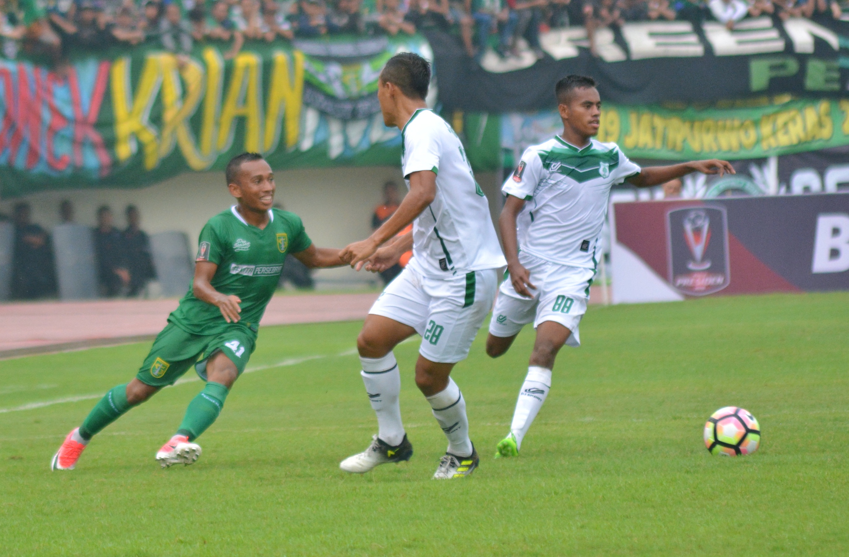 Winger Persebaya, Irfan Jaya (kiri) saat melawan PSMS Medan. (foto: hrs/ngopibareng)