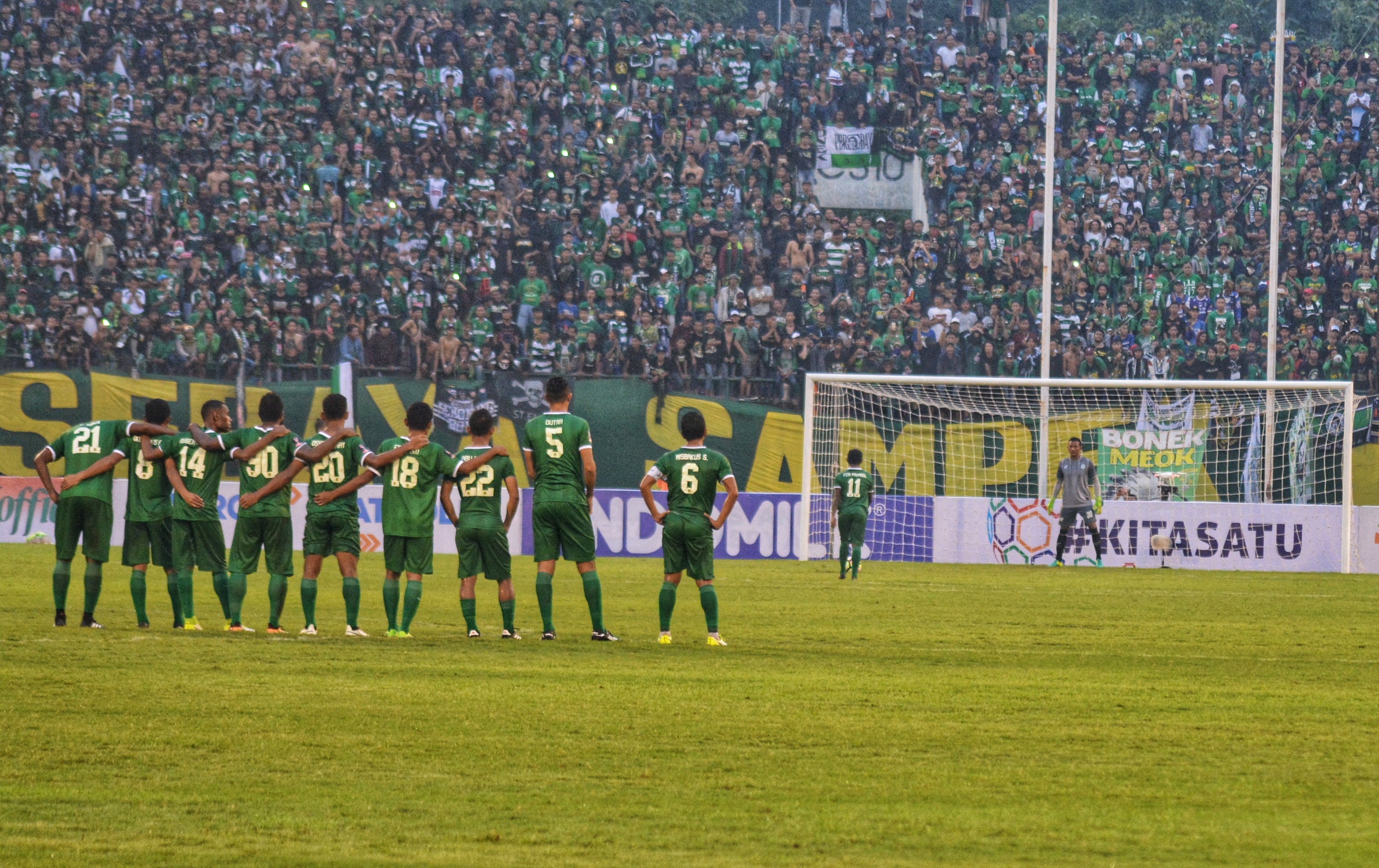 Persrbaya gagal melaju ke semifinal setelah gagal selesaikan adu penalti. (foto: hrs/ngopibareng)