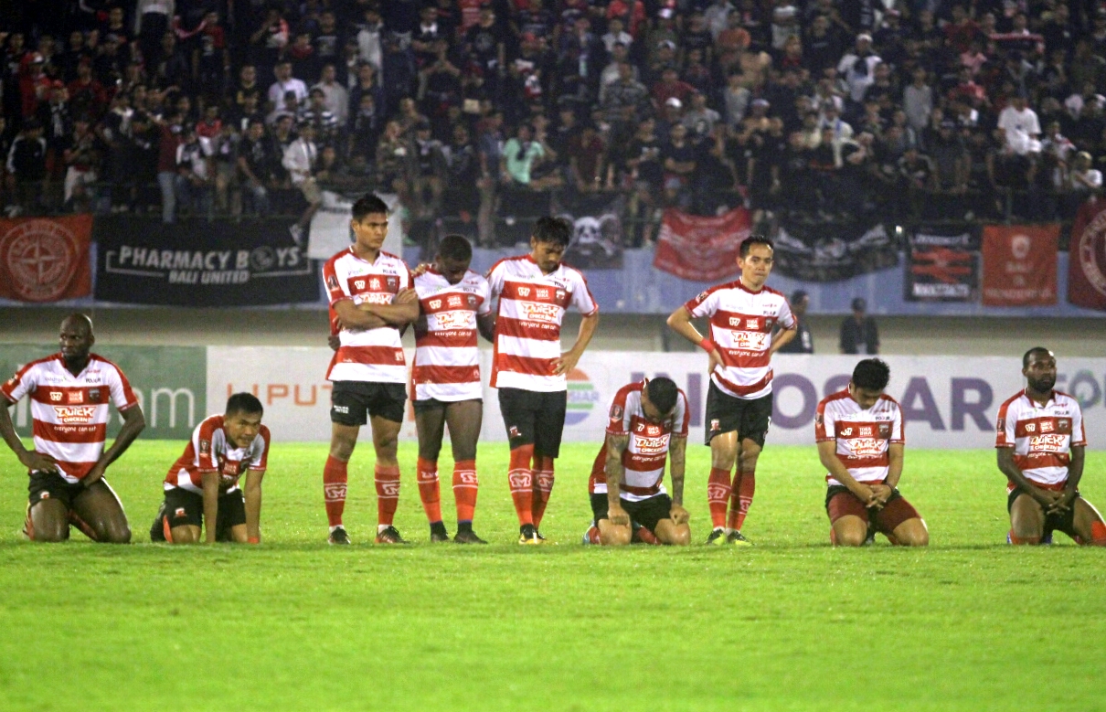 Skuat Madura United tertunduk lesu. Foto:ngopibareng.id