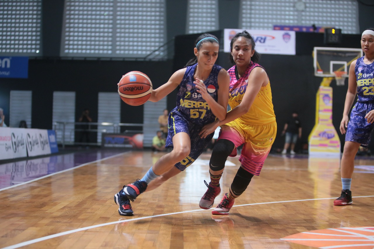 Surabaya Fever (kuning) sukses menaklukkan Merpati Bali, di turnamen Srikandi Cup 2018. (foto: hrs/ngopibareng)