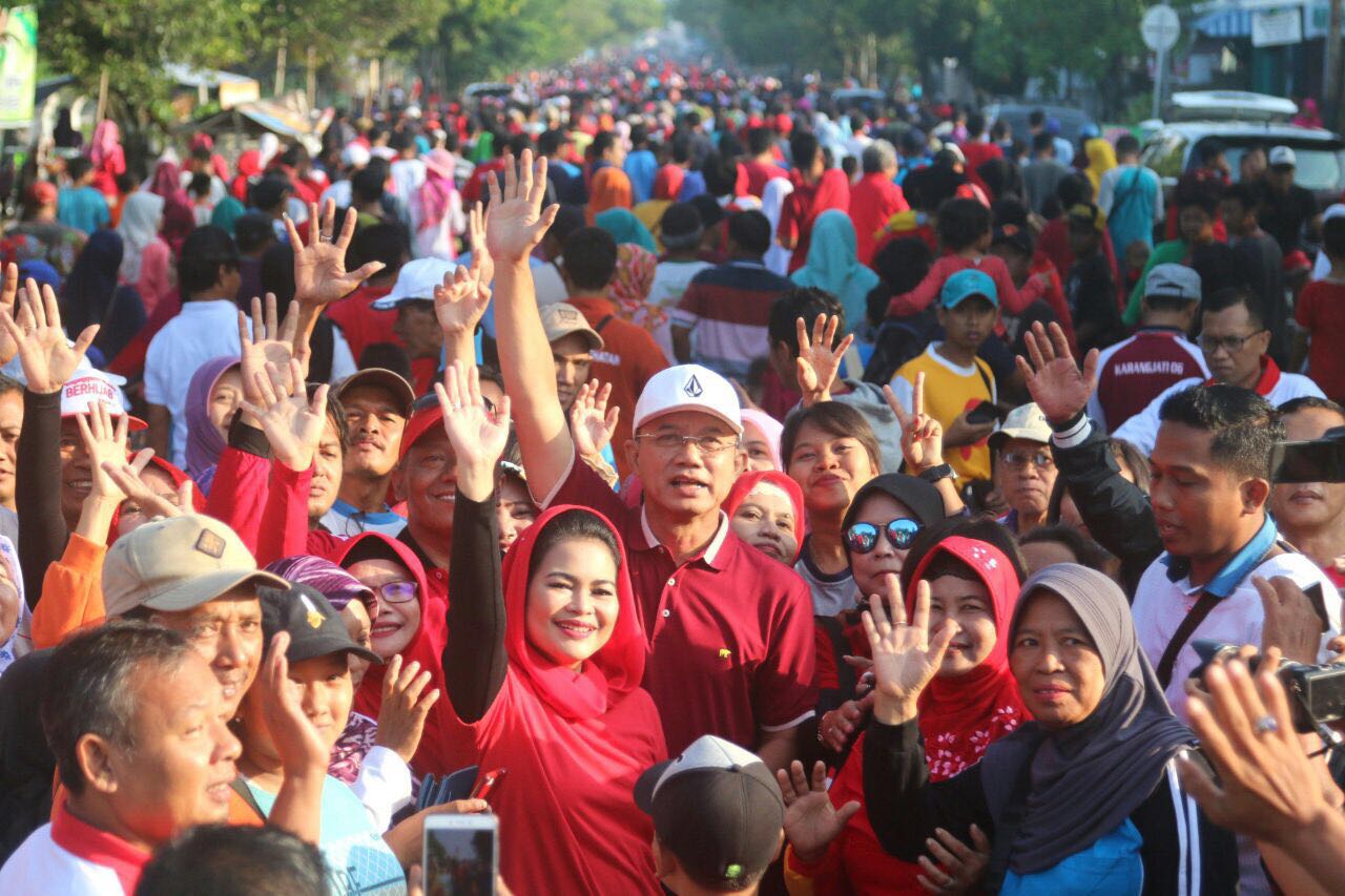 Bersama Bupati Kanang dan Ribuan Warga, Puti Guntur saat Berada di Ngawi. (Foto : ngopibareng.id)